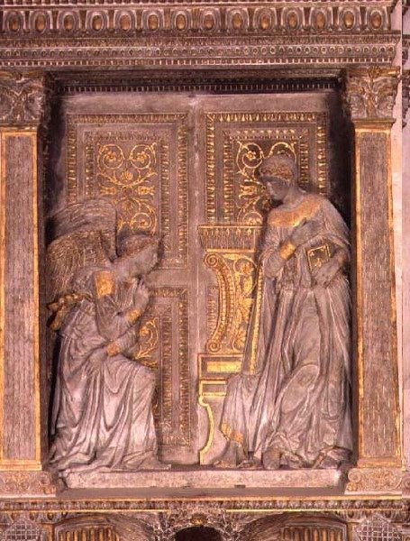 Cavalcanti Annunciation (kullattu kalkkikivi) (katso myös 64350) tekijältä Donatello