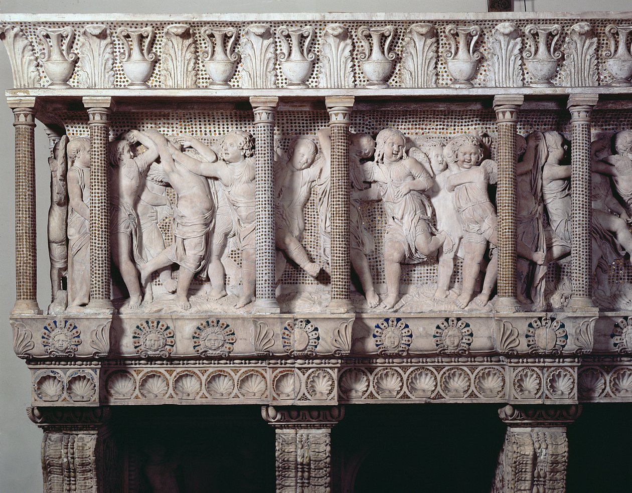Yksityiskohta Cantoriasta, n. 1433-39 (marmori) (katso myös 340290, 139097-98) tekijältä Donatello