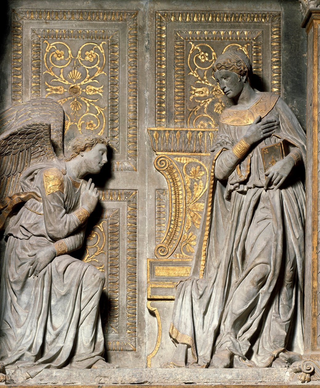 Ilmoitus Donato de Bardi dit Donatellon korkea reliefi (n. 1386-1466) 1435 Santa Crocen kirkko. Firenze tekijältä Donatello