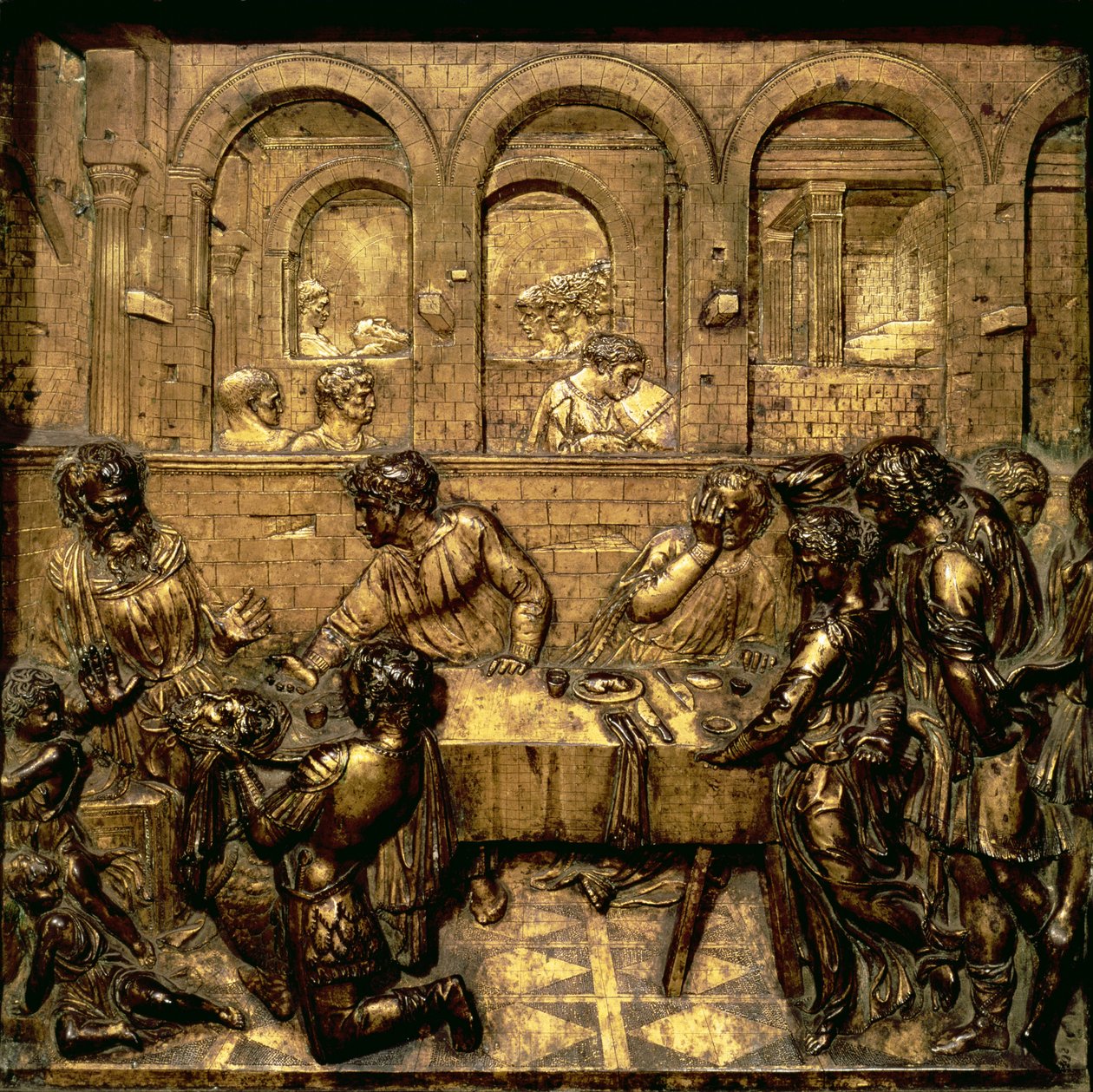 Herodeksen juhla, Johannes Kastajan elämää kuvaavasta reliefisarjasta, joka on sijoitettu kuusikulmaiseen kastemaljaan, 1417-30 (kullattu pronssi). tekijältä Donatello