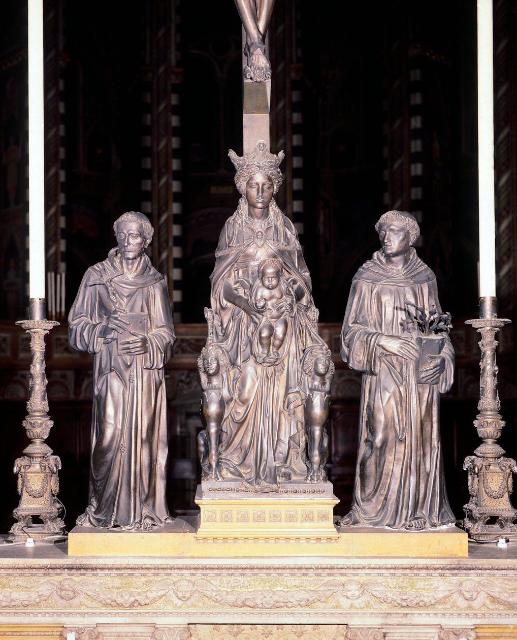 Italia, Padova, Pyhän Anthony Padovalaisen basilika, Neitsyt ja lapsi pyhien kanssa, Donatello (noin 1386-1466), pronssi tekijältä Donatello