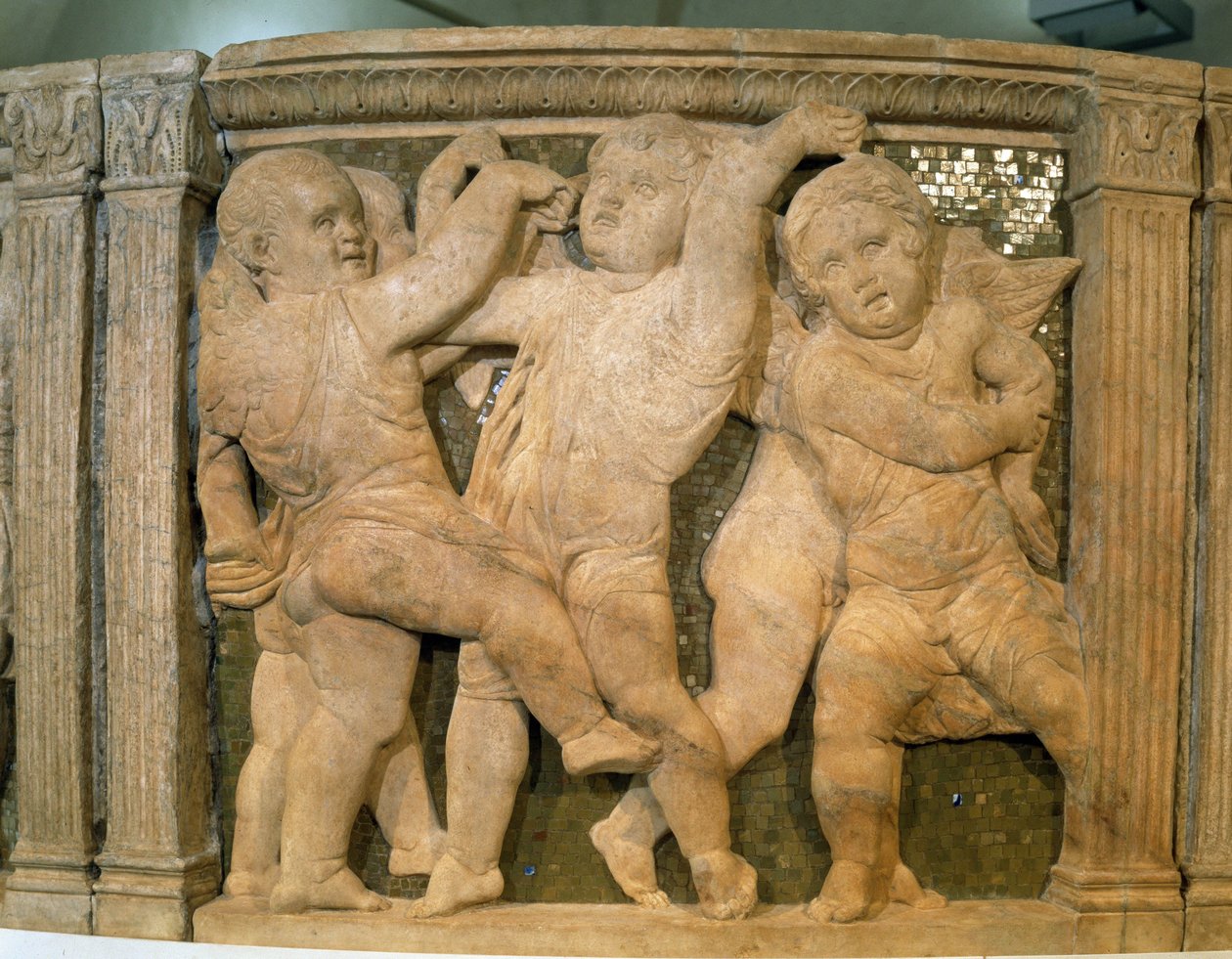 Pergamo del Duomo: musiikilliset enkelit. Marmorinen bareljeefi Praton katedraalin saarnatuoliin, Italiaan. Donato di Niccolo Donatellon tekemä veistos tekijältä Donatello