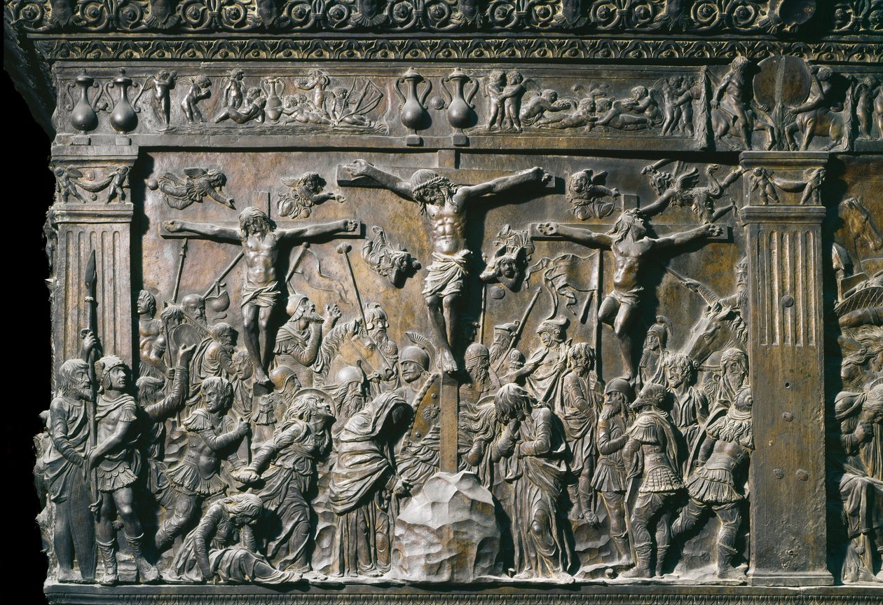 Jeesuksen Kristuksen kanssa ristiinnaulitun hyvän varkaan (Dismas) ja pahan varkaan (Gesmas) kuva. Vasemmanpuoleisen saarnatuolin matalareliefi, n. 1460. tekijältä Donatello