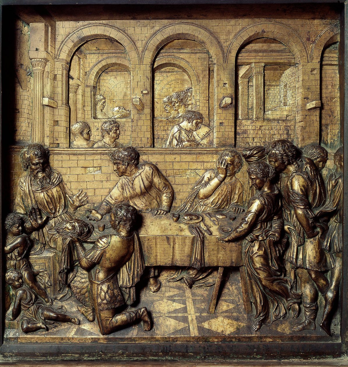 Herode Antipas II:n (21 eKr.-39 jKr.) juhla. Yksityiskohta Donato di Niccolo di Betto Bardi dit Donatellon (1386-1466) toteuttamasta kastealtaan alemmasta kohokuviosta tekijältä Donatello