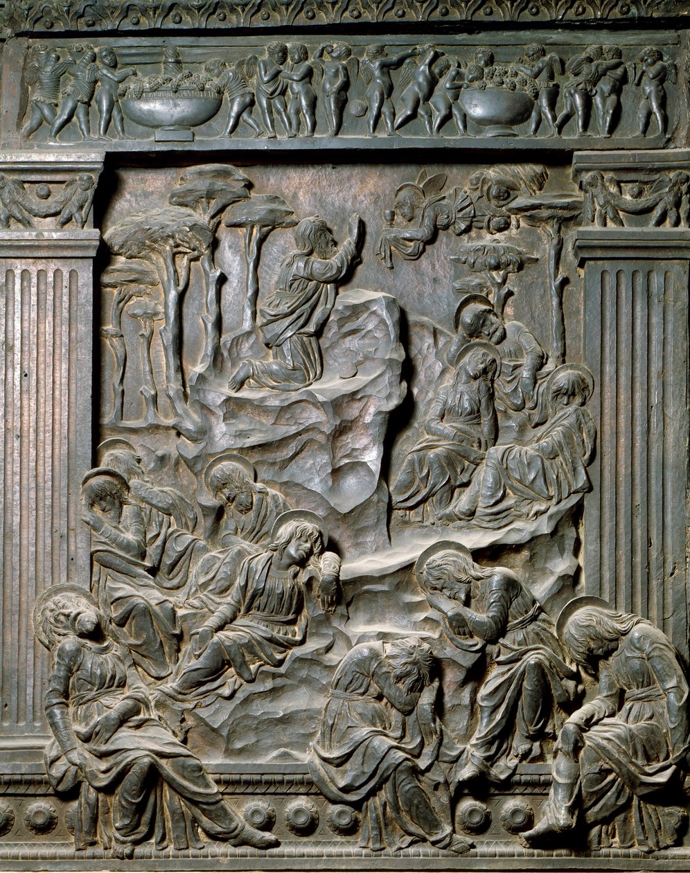 Rukous Öljymäellä. Tuolin matala kohokuvio vasemmalla, n.1460 tekijältä Donatello
