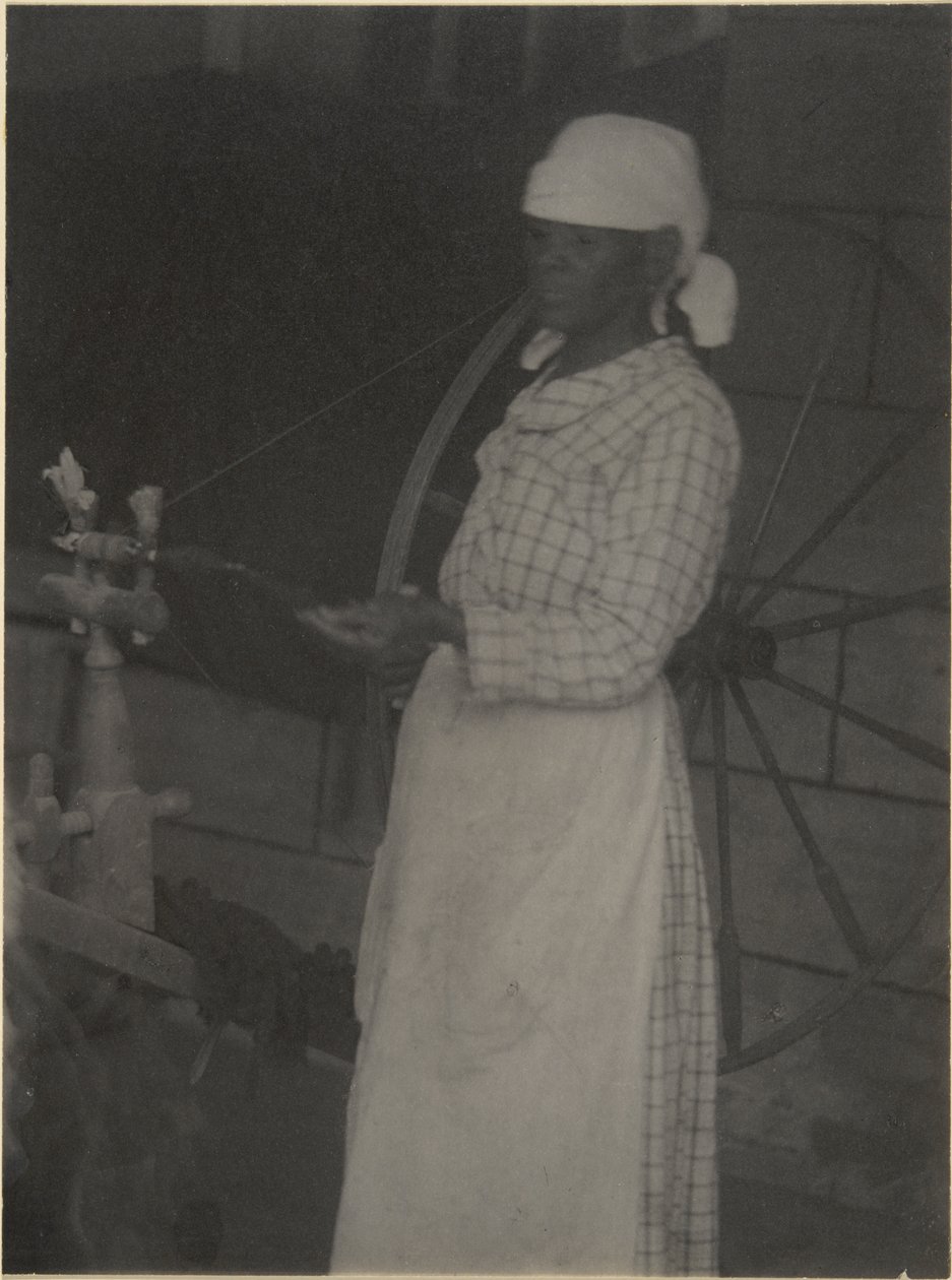 Nainen Spinning Wheelissä tekijältä Doris Ulmann
