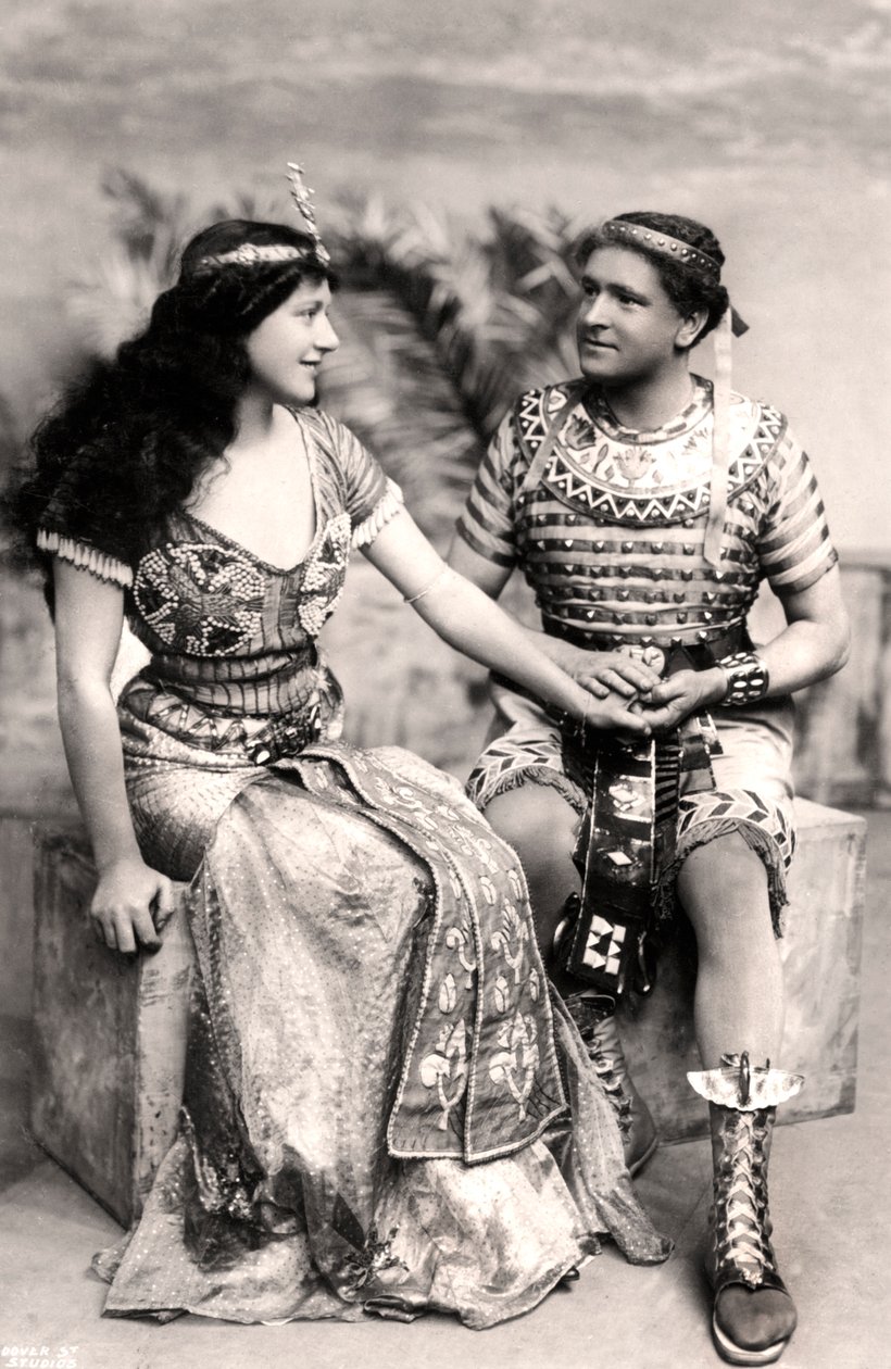 Ruth Vicent 1877-1955 ja Roland Cunningham kohtauksessa Amasisista 1900-luvun alussa. tekijältä Dover Street Studios