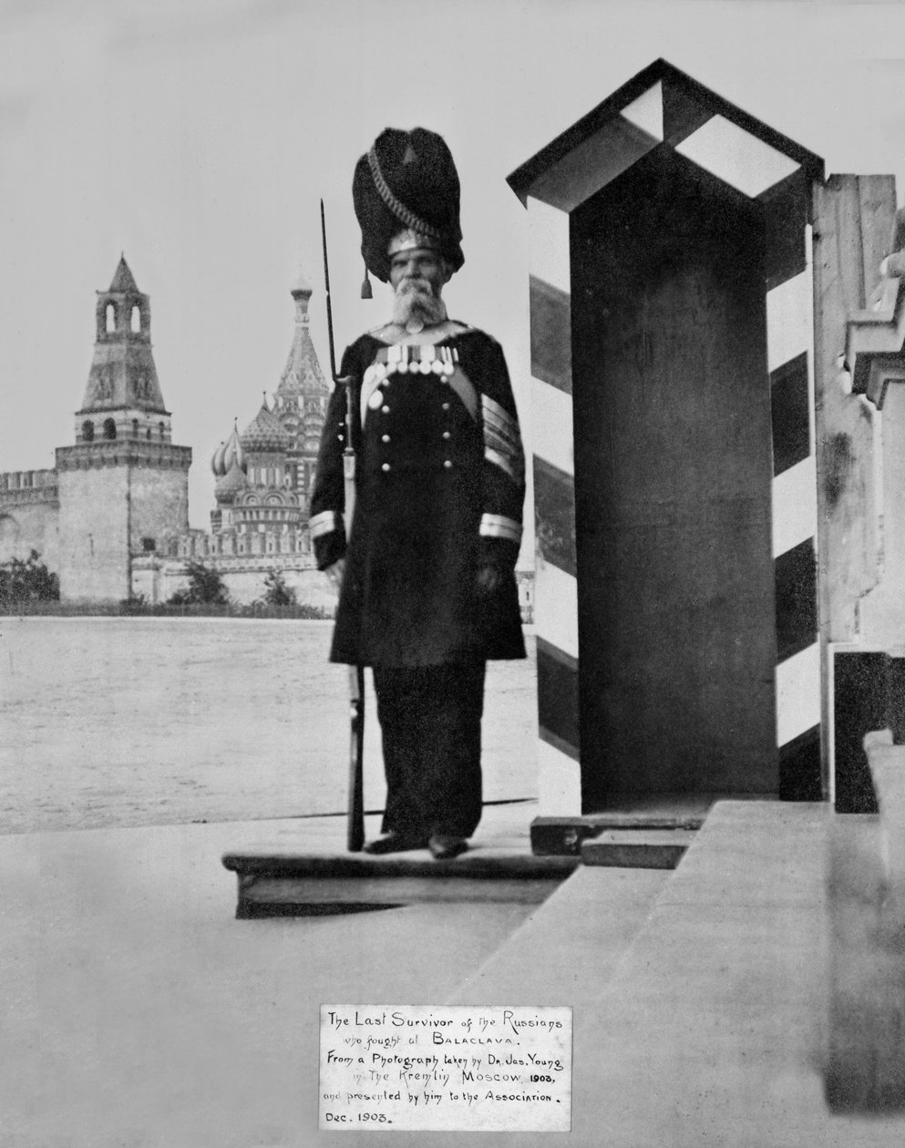 Viimeinen eloonjäänyt venäläisistä, jotka taistelivat Balaclavassa, Moskovassa, 1903 tekijältä Dr. James Young
