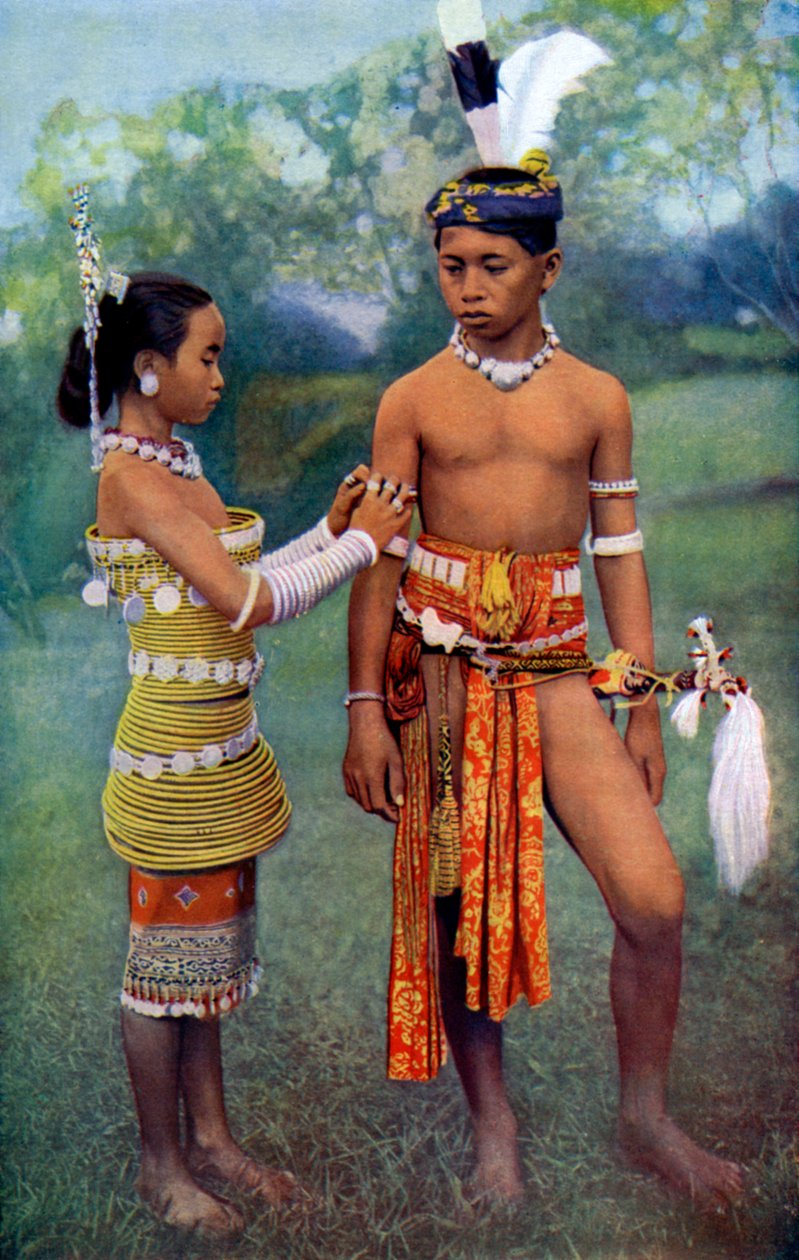 "Nuoret ibanit tai meridajakit juhla-asuissa, Borneo", 1922 tekijältä Dr Charles Hose