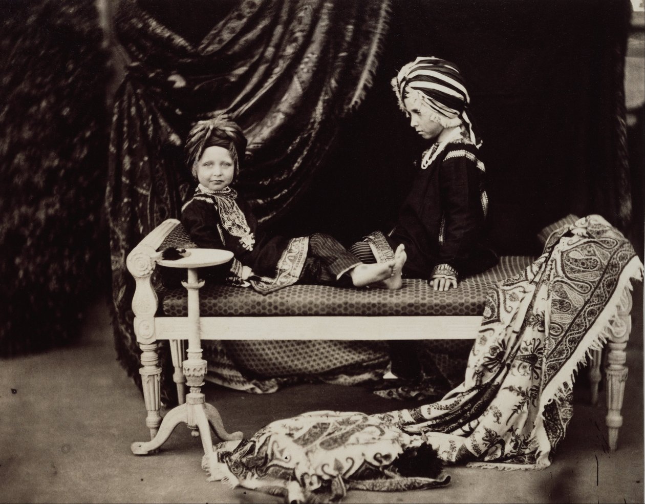 Prinssi Arthur ja prinssi Alfred Sikh Princesin Osbornen puvussa tekijältä Dr Ernst Becker