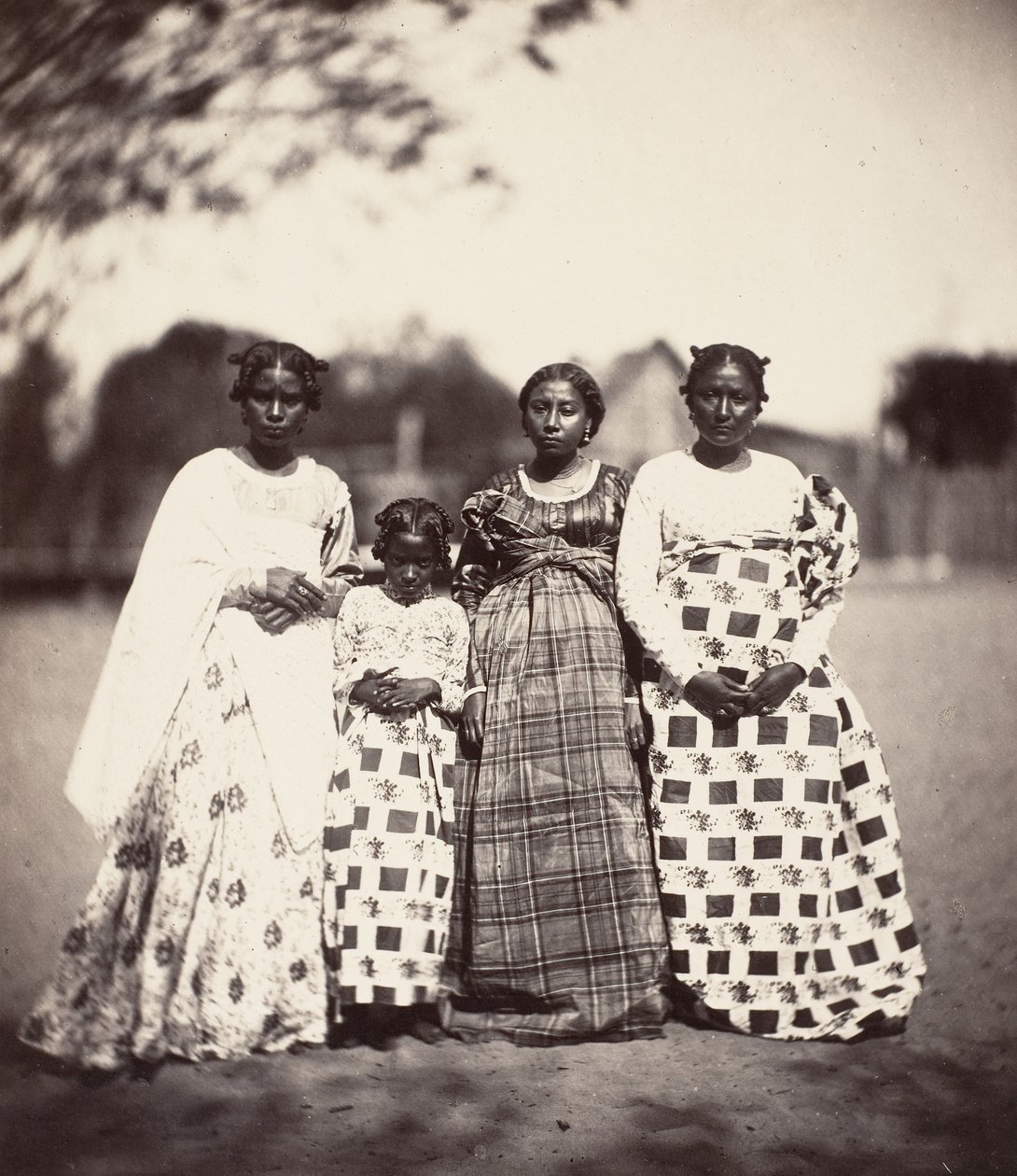 Betsimisarakan naiset, Madagaskar, 1863. tekijältä Désiré Charnay