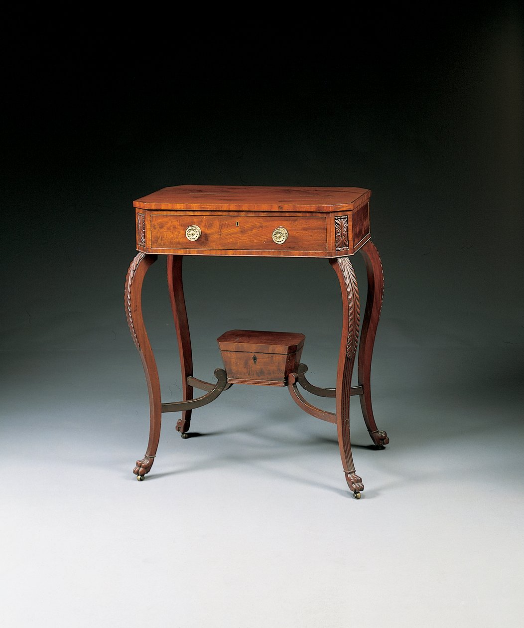 Klassinen veistetty työpöytä, 1810-20 tekijältä Duncan Phyfe