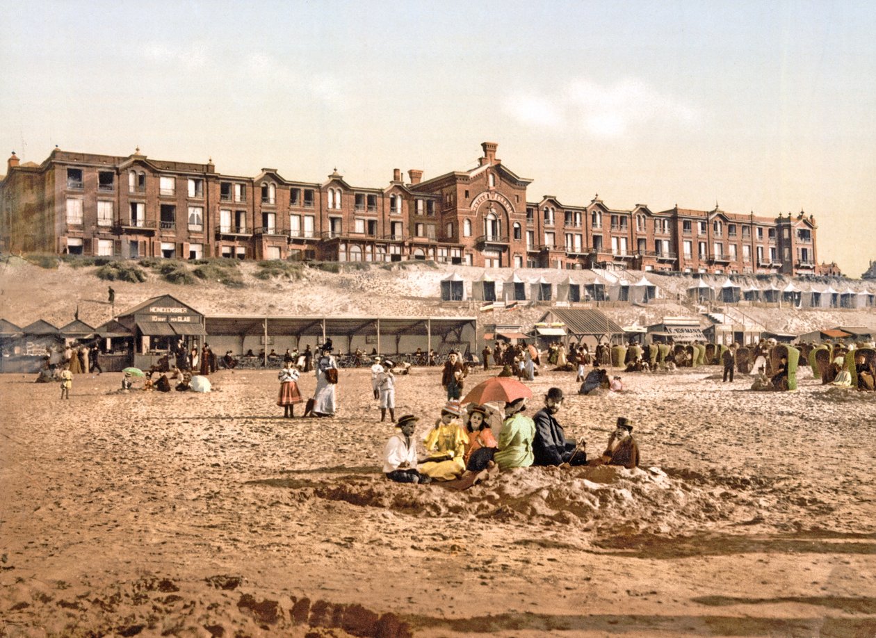 Hotel Orange from the Beach at Scheveningen, pub. noin 1900 tekijältä Dutch Photographer