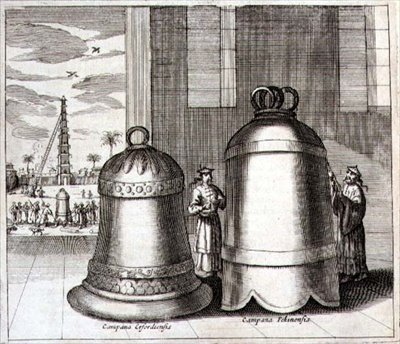 Erfurtin ja Pekingin suuret kellot, Athanasius Kircherin (1601-80) kuvituksesta "Kiina" 1667 (kaiverrus) tekijältä Dutch School