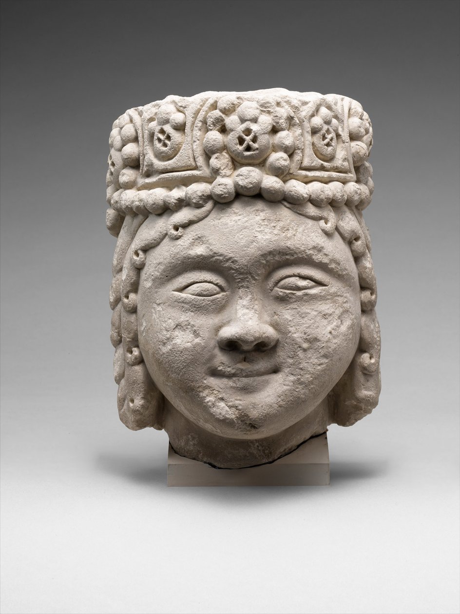 Pää hahmosta helmillä koristeltu päähine tekijältä Dynasty Seljuq