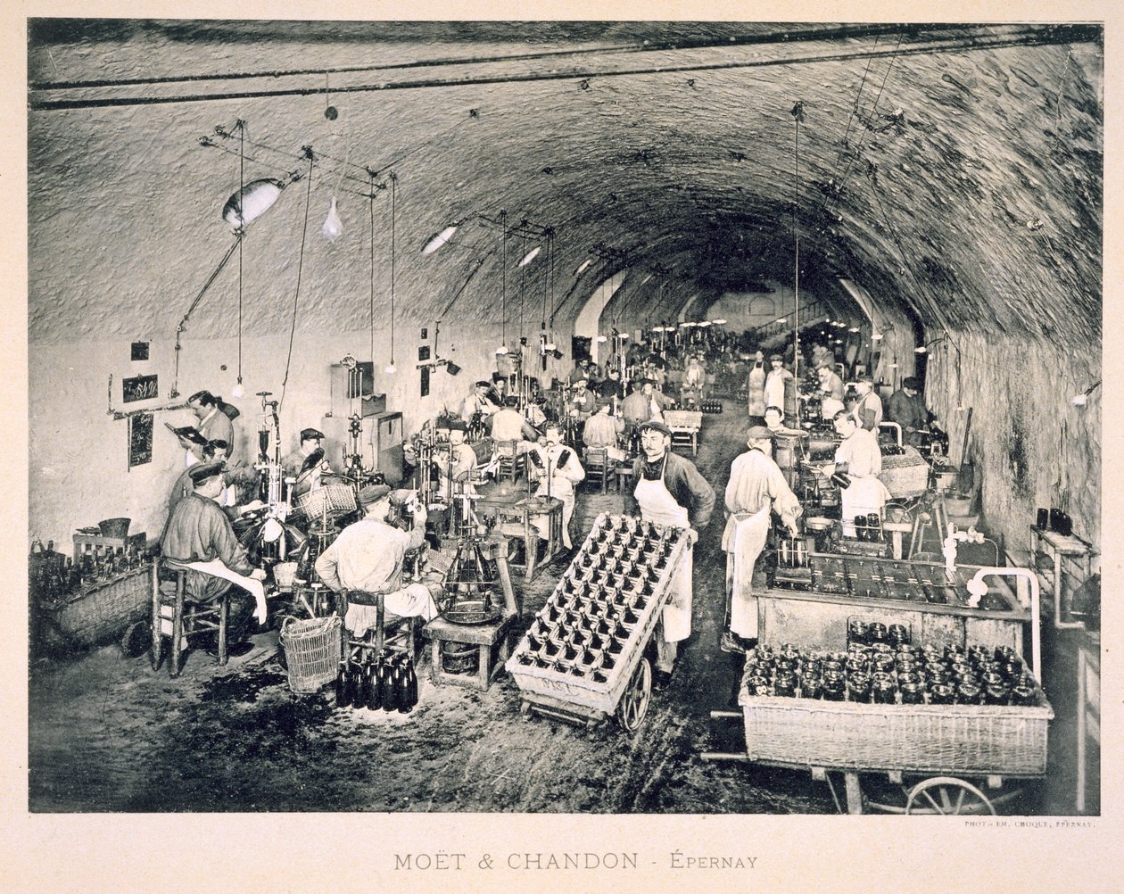 Pullotetun samppanjan sulkeminen, "Le France Vinicole", pub. kirjoittanut Moet und Chandon, Epernay (valokuva) tekijältä E.M. Choque