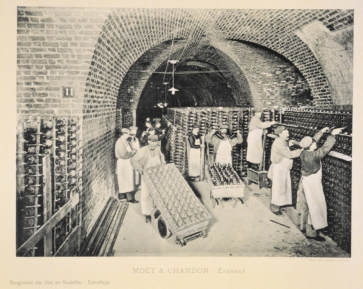 Viinien säilytys pulloissa telineessä, "La France Vinicole", julkaisija Moet und Chandon, Epernay (photolith) tekijältä E.M. Choque