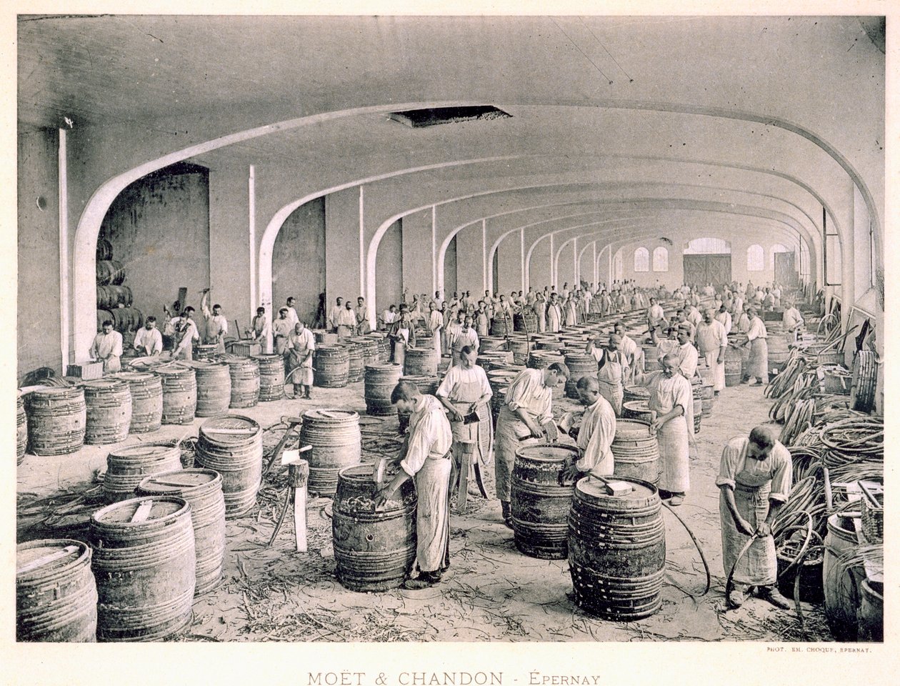 Tynnyrien rakentaminen, "Le France Vinicole", pub. kirjoittanut Moet und Chandon, Epernay (valokuva) tekijältä E.M. Choque