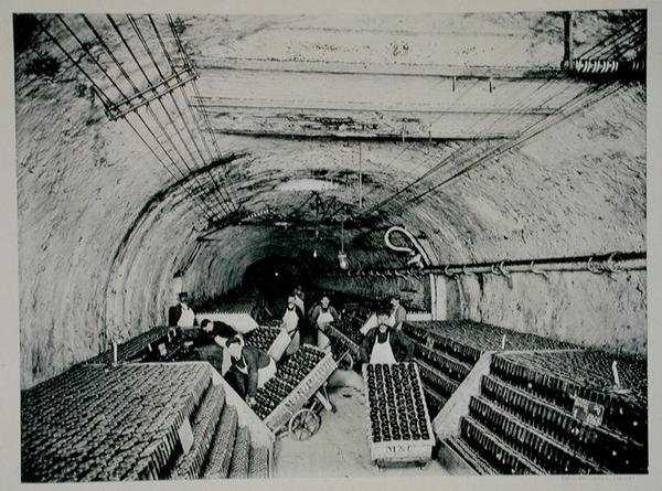 Siirtokotelot kääntämisen jälkeen, "La France Vinicole", julkaisija Moet & Chandon, Epernay (photolith) tekijältä E.M. Choque