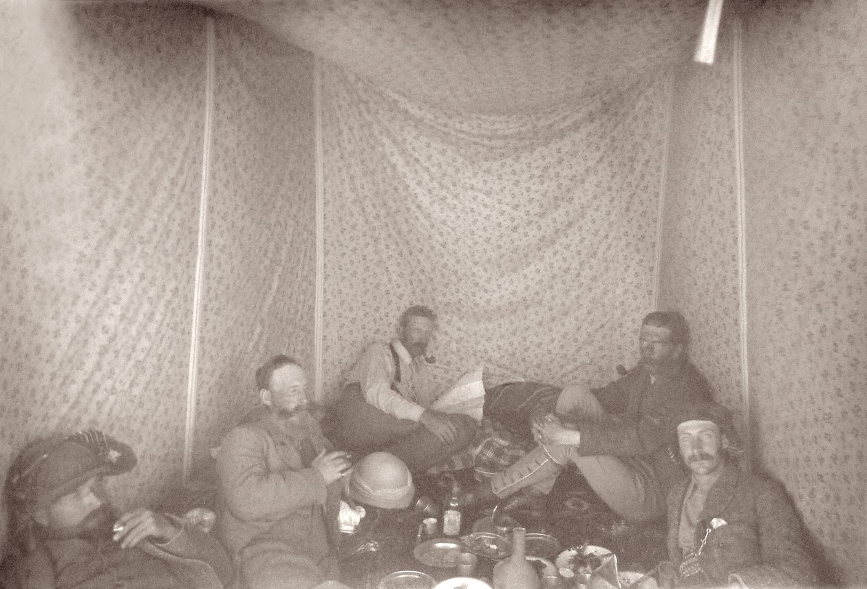 Arabah Survey -retkikunnan jäsenet teltassa, 1883 tekijältä E. Gordon Hull