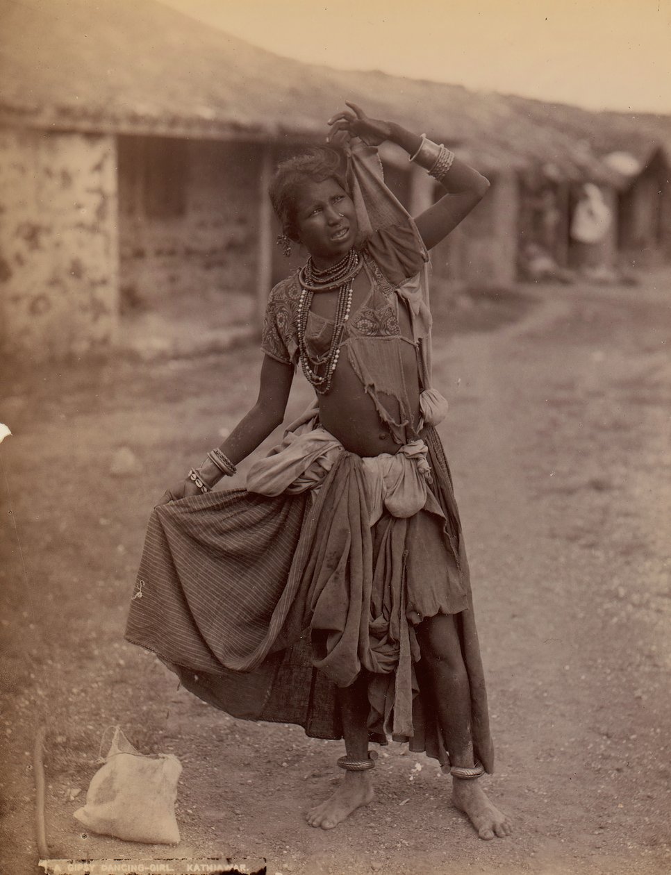 [A Gypsy Dancing-Girl, Kathiawar], n. 1915. tekijältä E. Taurines