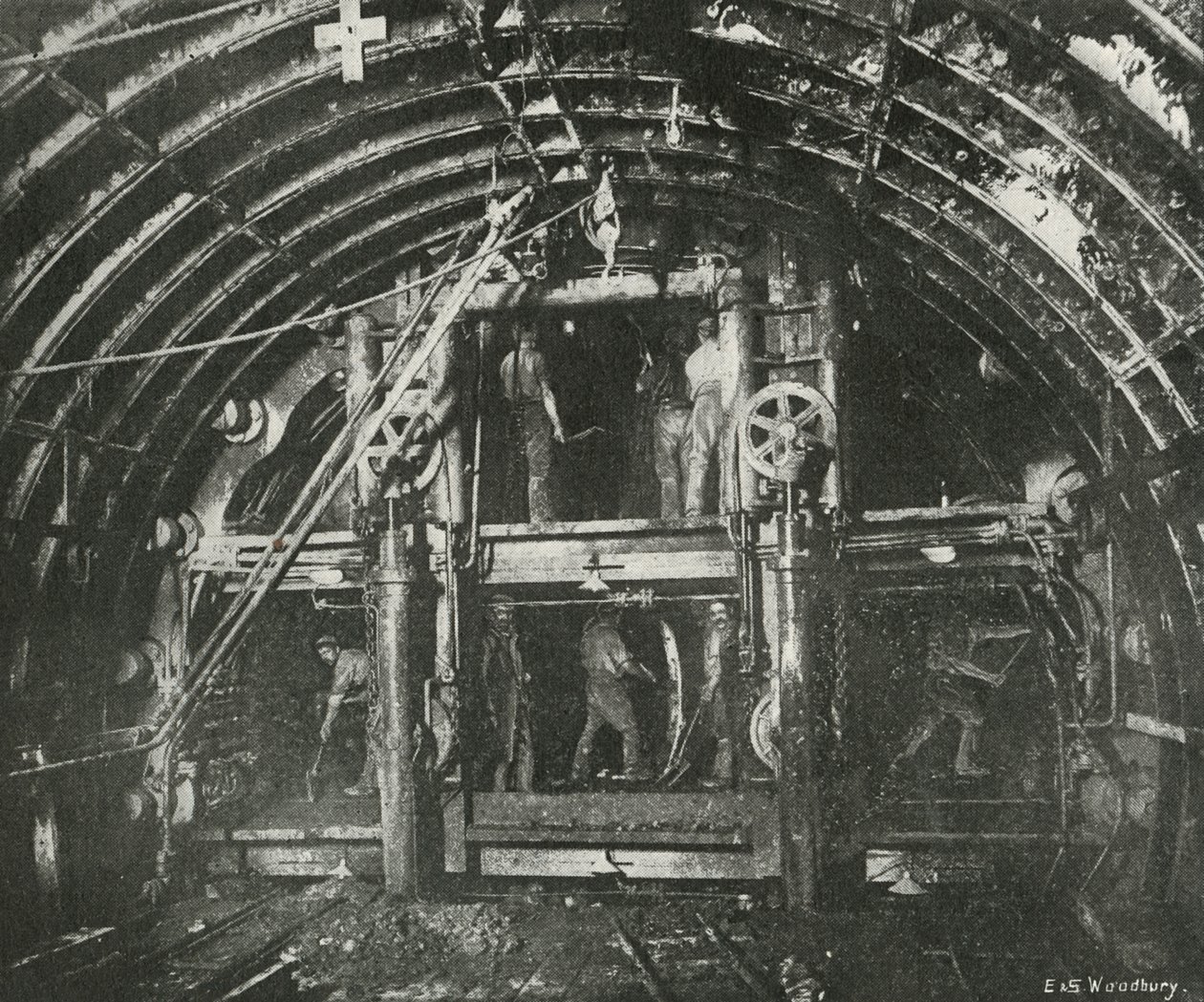 Tunnelin ajaminen Waterloon ja Cityn rautatielle, c1897 tekijältä E. and S. Woodbury