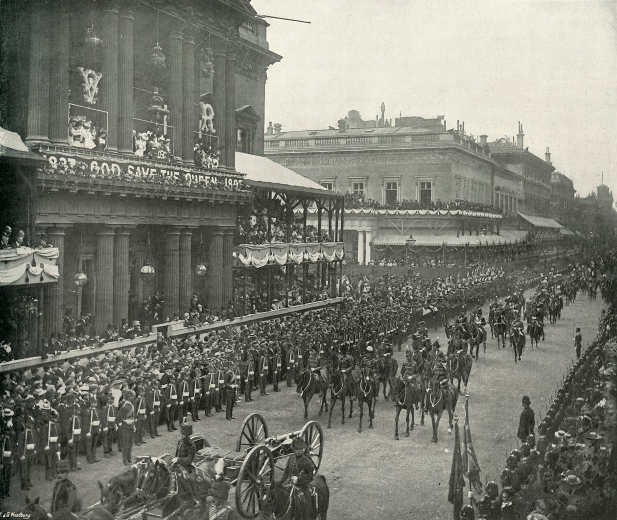 Kuninkaallinen kulkue: Aides-De-Camp ohittaa United Service Clubin, n. 1897 tekijältä E. and S. Woodbury