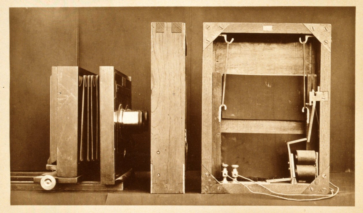 Kamera ja sähkösulkimen takaosa, joita Eadweard Muybridge käytti "Animal Locomotion" -sarjansa kuvaamiseen, n. 1881 tekijältä Eadweard Muybridge