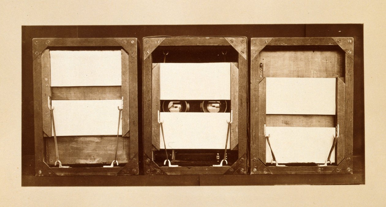 Sähkösulkimien etuosa, paneelien asennot ennen valotusta, sen aikana ja sen jälkeen, joita käytettiin "Animal Locomotion" -sarjan kuvaamiseen, n. 1881 tekijältä Eadweard Muybridge