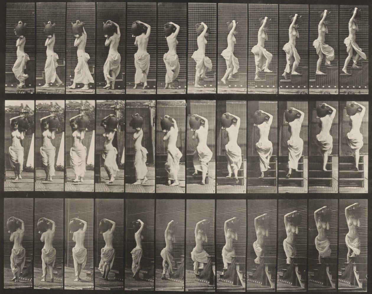 Taulu numero 105. Kääntyminen ja portaiden nouseminen, vesiruukku vasemmalla olkapäällä tekijältä Eadweard Muybridge