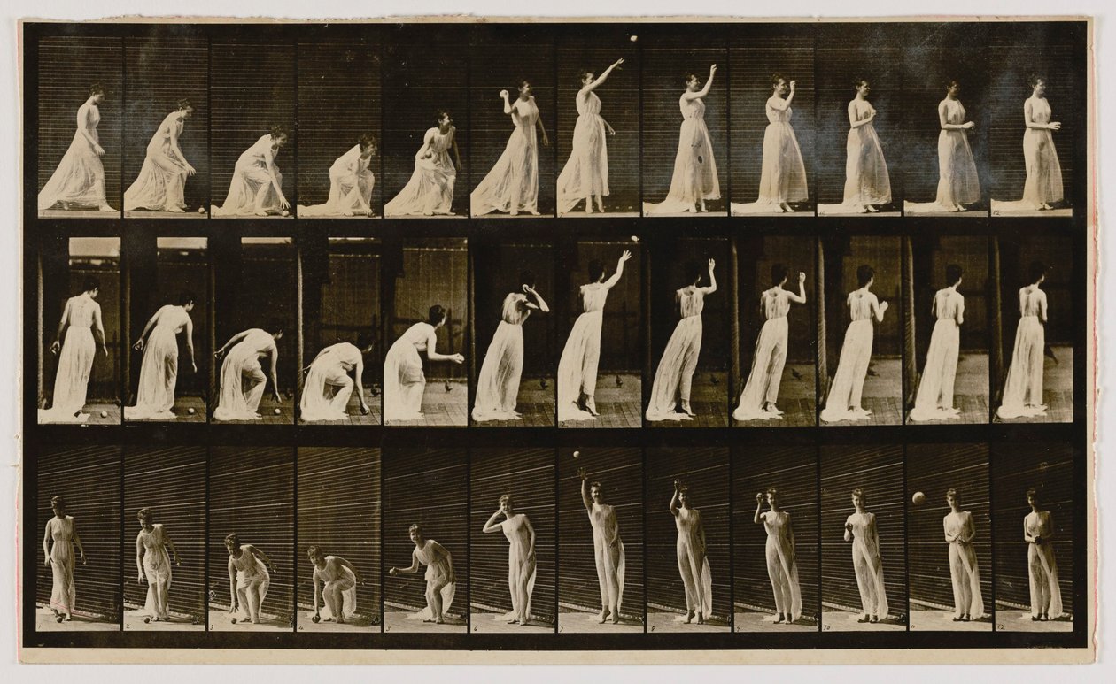 Nainen poimii pallon ja heittää sitä, kirjasta Animal Locomotion (Eläinten liikkuminen). tekijältä Eadweard Muybridge