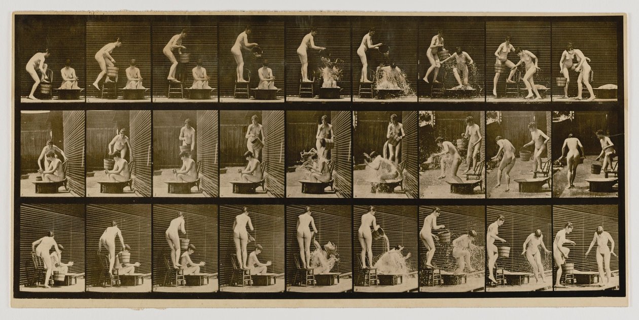 Nainen kaataa vettä toisen naisen pään päälle, kirjasta Animal Locomotion (Eläinten liikkuminen). tekijältä Eadweard Muybridge