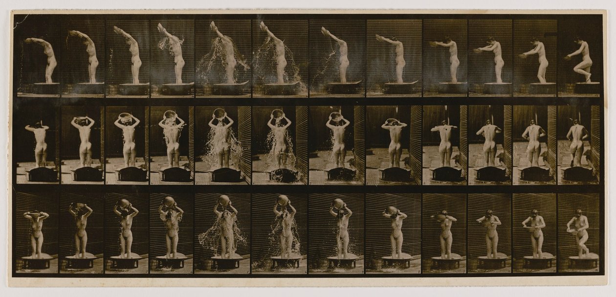Nainen kaatamassa vettä päänsä päälle, kirjasta Animal Locomotion (Eläinten liikkuminen). tekijältä Eadweard Muybridge