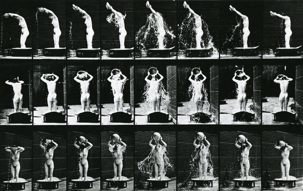 Nainen kaatamassa vettä päänsä päälle, kuvitus teoksesta "The Human Figure in Motion", vuoden 1904 painos tekijältä Eadweard Muybridge