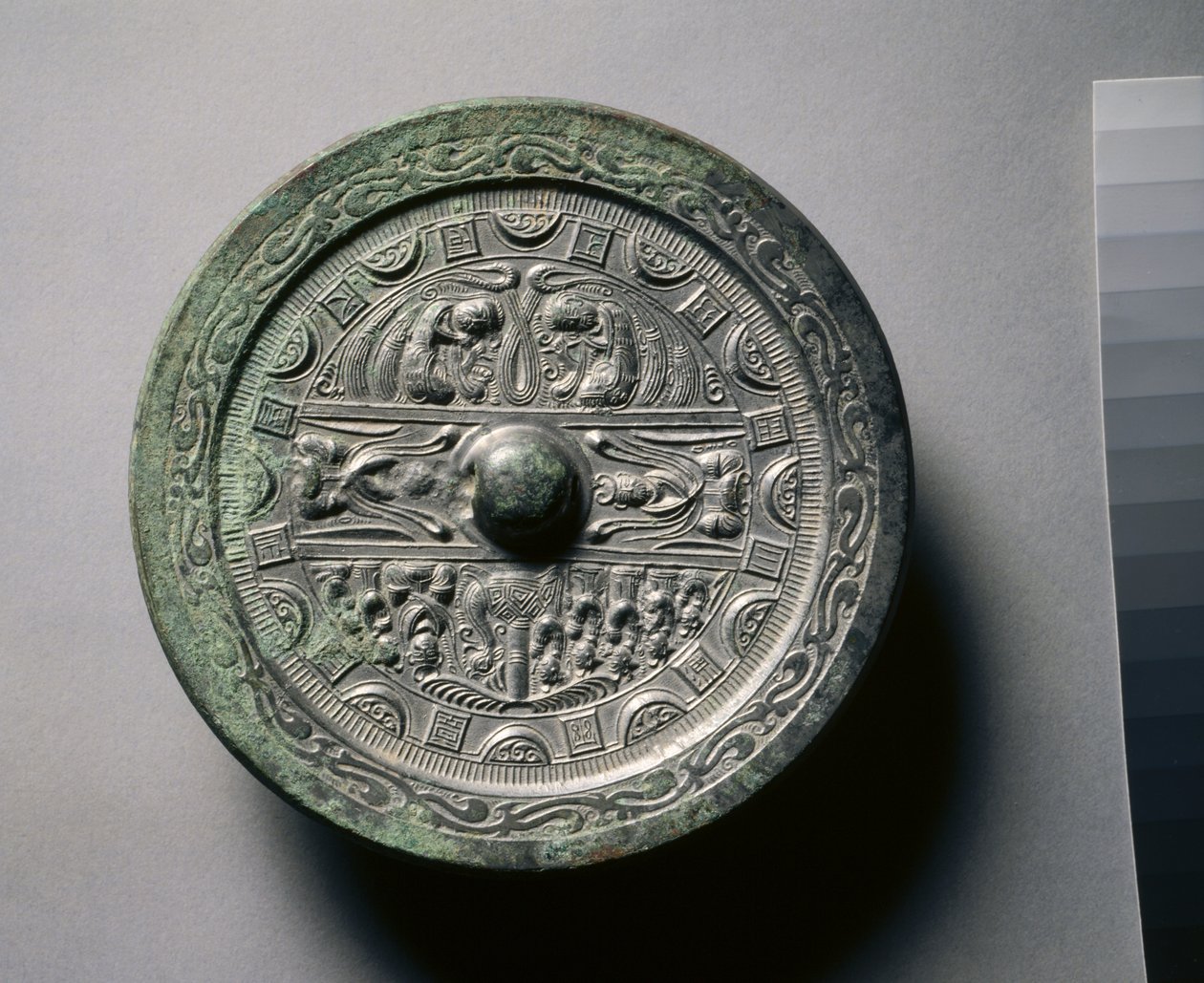 Peili, jossa on jumalia ja kuninkaita kolmessa osassa, joita ympäröivät neliön ja puoliympyrän renkaat (pronssi) tekijältä Eastern Han Dynasty Chinese School