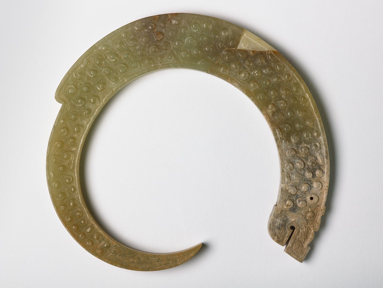 Riipus kiharavan lohikäärmeen muodossa (jade) tekijältä Eastern Zhou Dynasty Chinese School