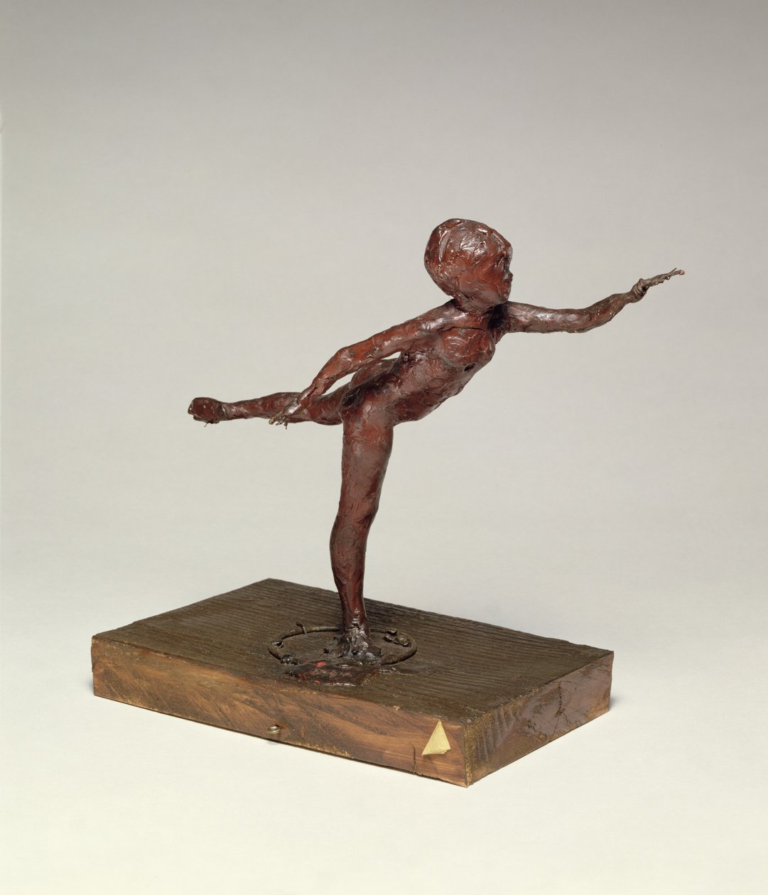 Arabeski oikean jalan yläpuolella, vasen käsi edessä, noin 1882-95 (punainen vaha). tekijältä Edgar Degas