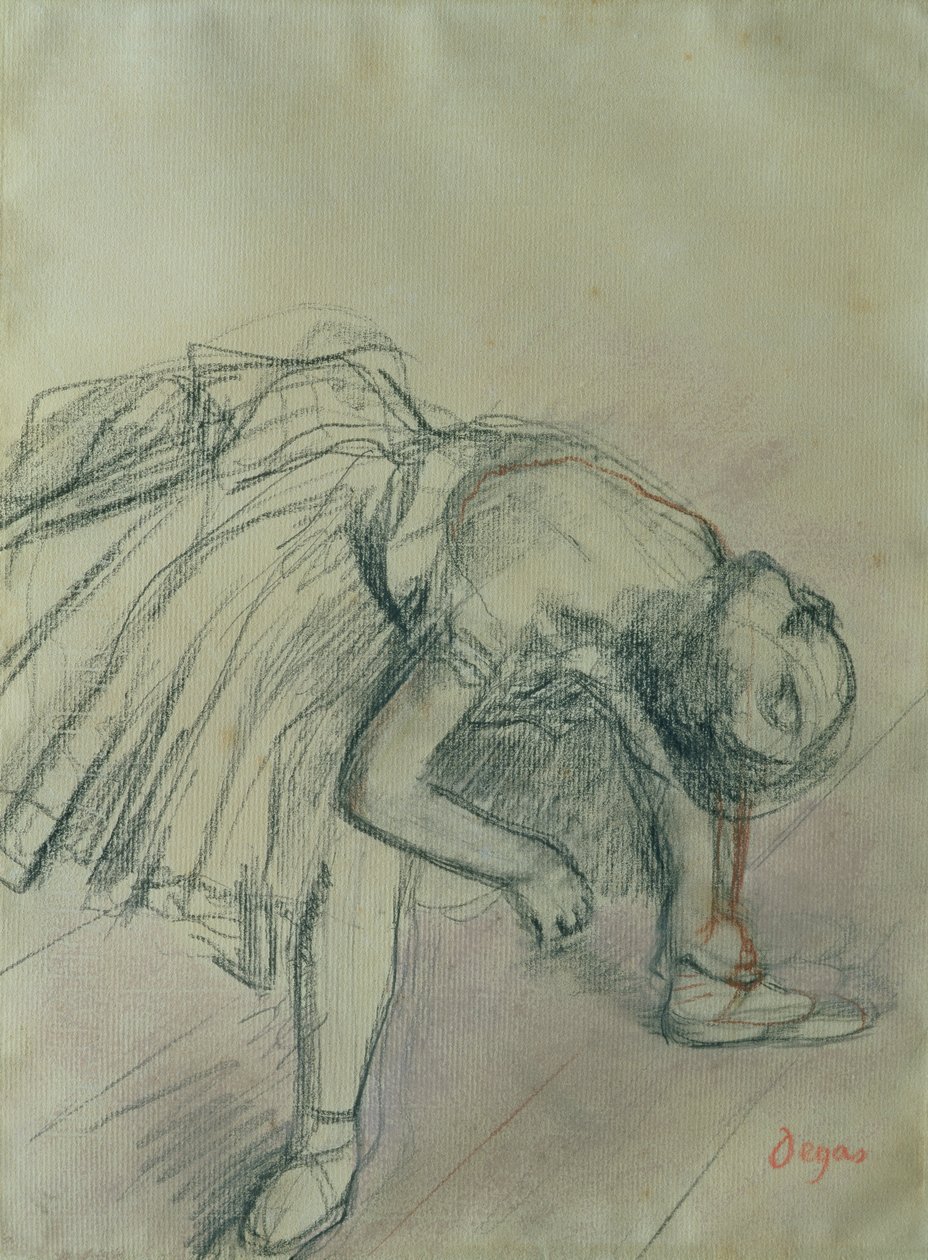 Tanssijatar kiinnittämässä tossujaan, noin 1865 (hiili paperille). tekijältä Edgar Degas