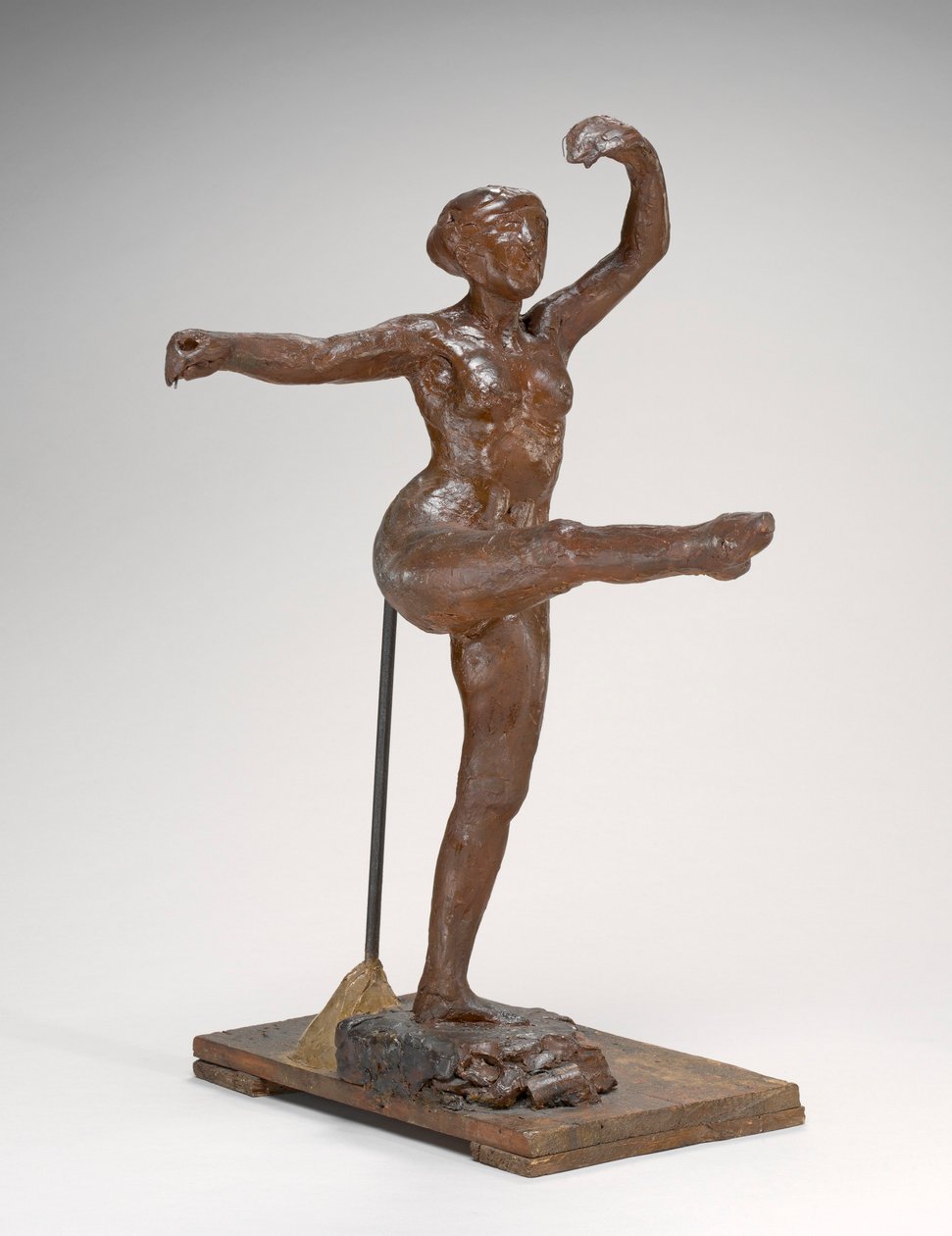 Neljäs asento edessä, vasemmalla jalalla, n. 1885-1890 (keltaruskea vaha ja plastiliini) tekijältä Edgar Degas