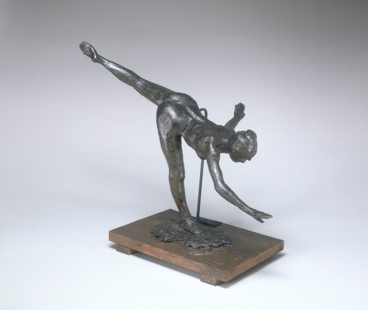 Grande Arabesque, kolmas kerta (First Arabesque Penche) n. 1885-1890 (vihreänruskea ja musta plastiliini) tekijältä Edgar Degas
