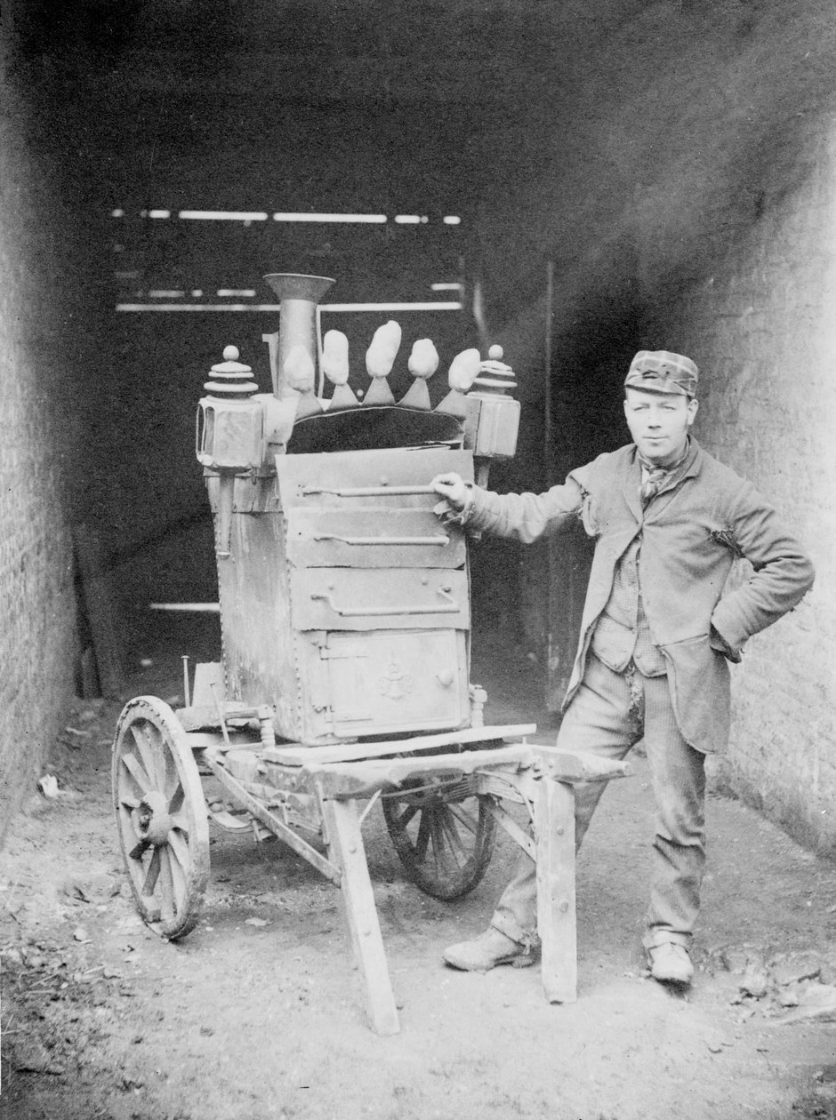 Uuninperunan myyjä, 1892 (bw kuva) tekijältä Edgar Scamell