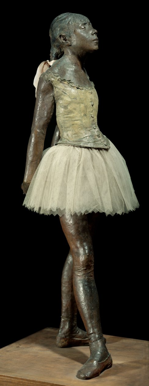 14-vuotias tai upea tanssija pukeutunut Edgar Degasin (1834-1917) veistos pronssiseen patinaan, tylliin ja vaaleanpunaiseen satiiniin puisella pohjalla tekijältä Edgar Degas