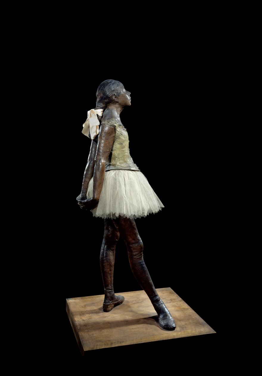 14-vuotias tai upea tanssija pukeutunut Edgar Degasin (1834-1917) veistos pronssiseen patinaan, tylliin ja vaaleanpunaiseen satiiniin puisella pohjalla tekijältä Edgar Degas