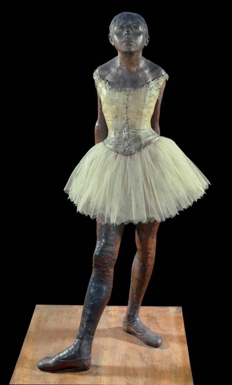 14-vuotias tai pitkä tanssija pukeutunut - Edgar Degasin (1834-1917) veistos pronssista patinaa, tylliä ja vaaleanpunaista satiinia puujalustalla tekijältä Edgar Degas