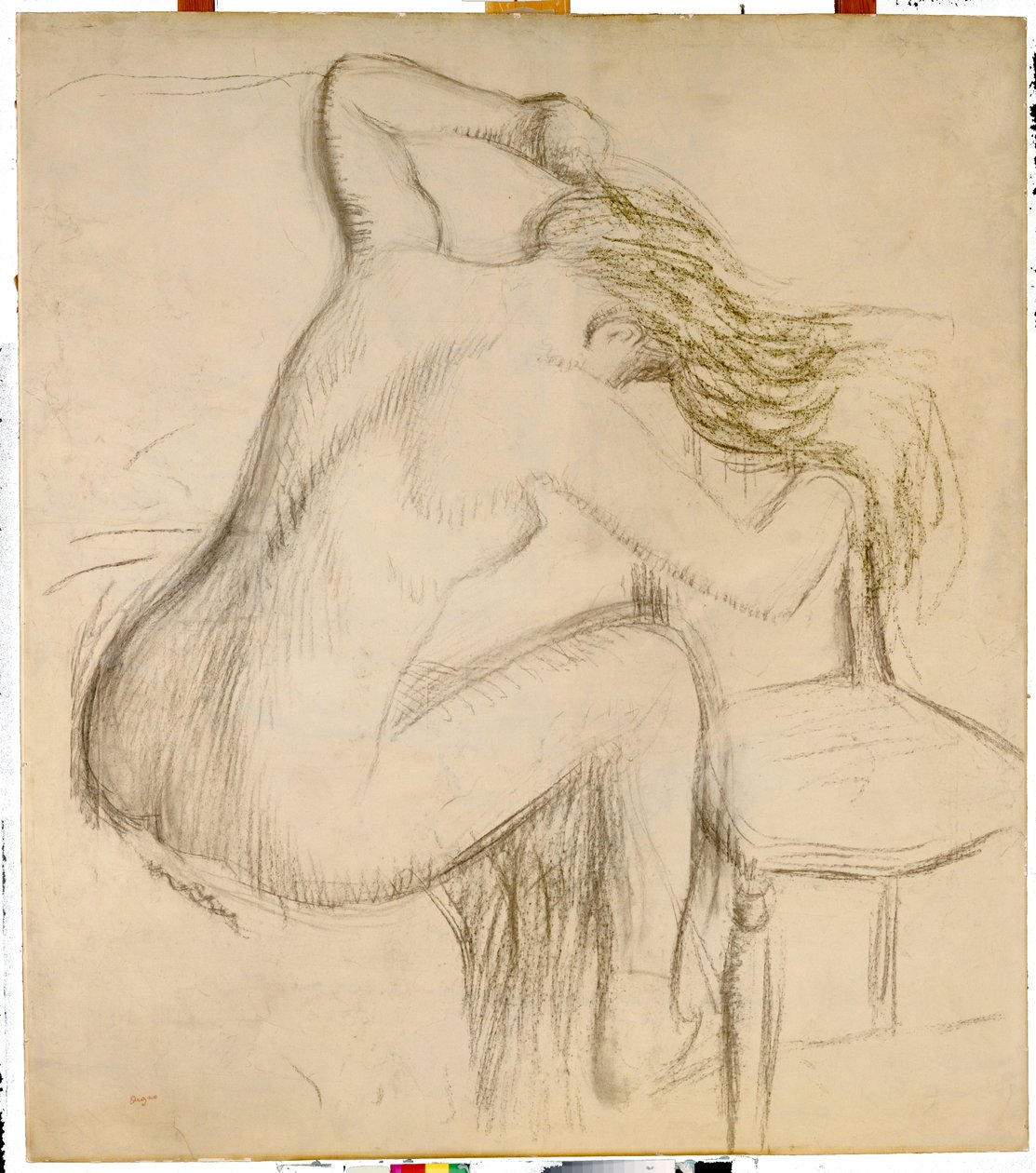 Istuva alaston nainen muotoilemassa hiuksiaan tekijältä Edgar Degas