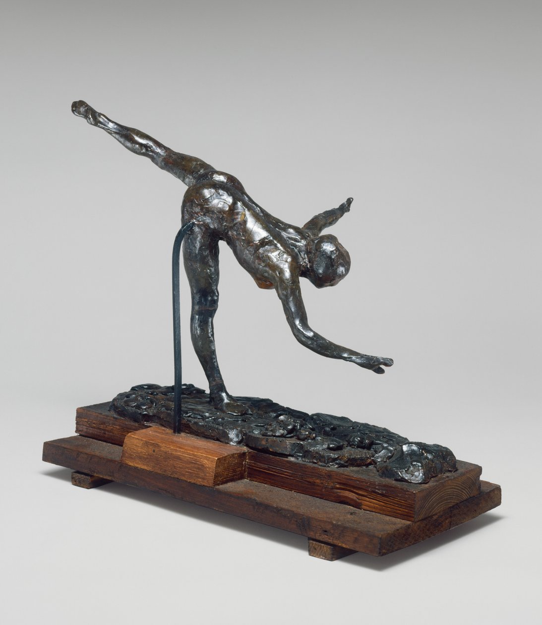 Arabeski oikean jalan varassa, oikea käsi lähellä maata, vasen käsivarsi ojennettuna (ensimmäinen arabesque penchée) tekijältä Edgar Degas