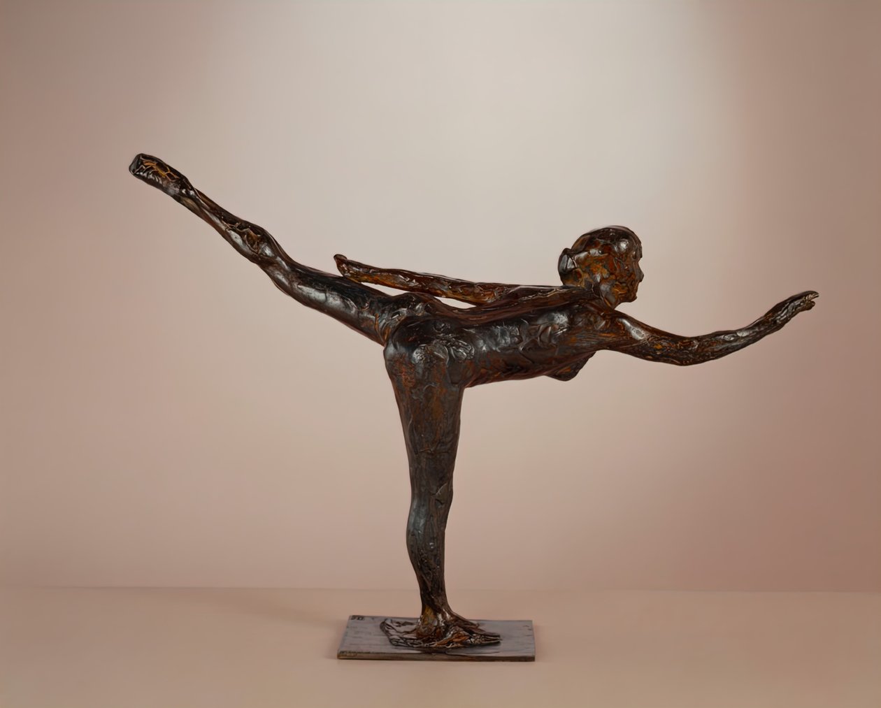 Tanssija: Arabesque oikealla jalalla, vasen käsi linjassa, c. 1877-1885cast c. 1919-1931. tekijältä Edgar Degas