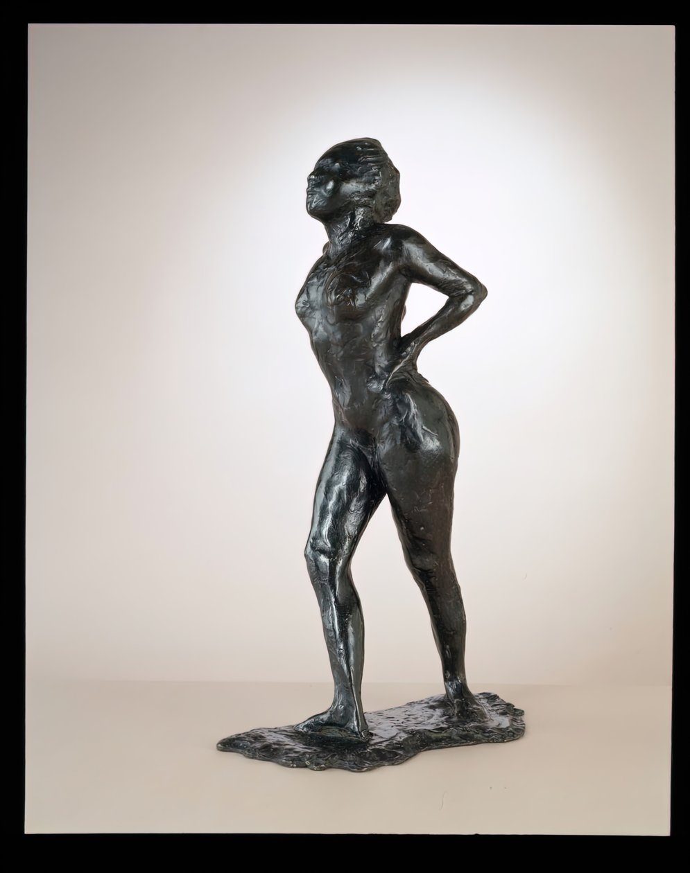 Tanssija levossa, kädet lantiolla, oikea jalka eteenpäin, c. 1881-1890 valettu 1919-1925. tekijältä Edgar Degas
