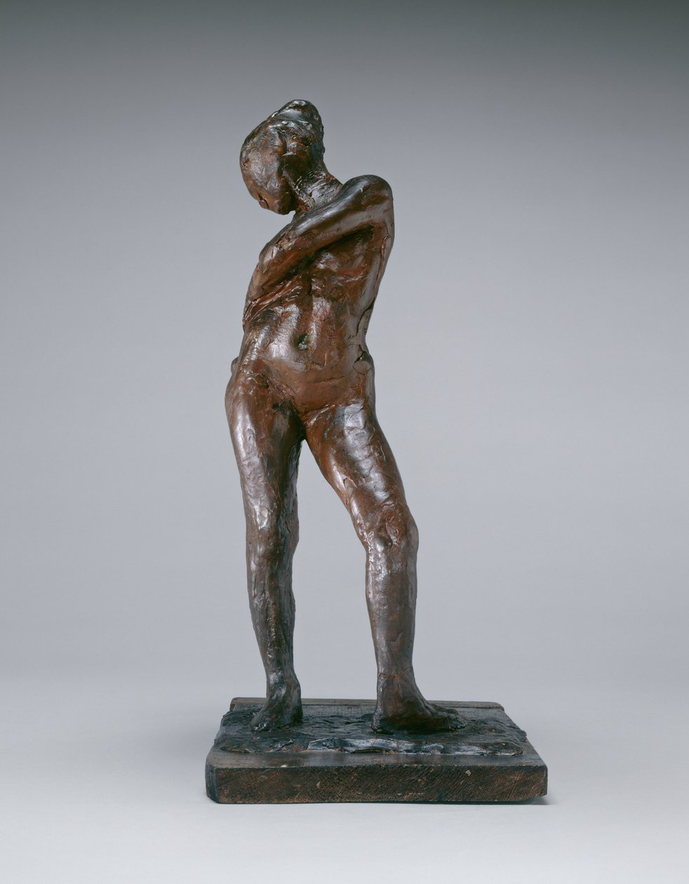 Tanssija kiinnittää sukkahousujen nauhaa, n. 1885-1890 (pigmentoitu mehiläisvaha, plastiliini, metalliarmatuuri, korkki, puupohjalla) tekijältä Edgar Degas