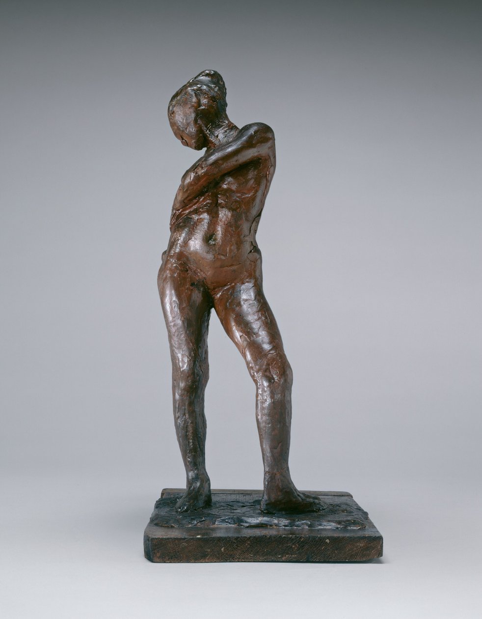 Tanssija kiinnittää sukkahousunsa narun, c. 18851890. tekijältä Edgar Degas